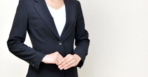 企業の制服は三越伊勢丹法人オンラインストアにおまかせ。シーンに合わせたおすすめの制服12選